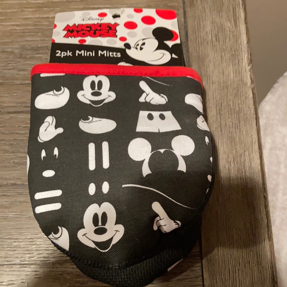 Disney mini oven mitts NEW
